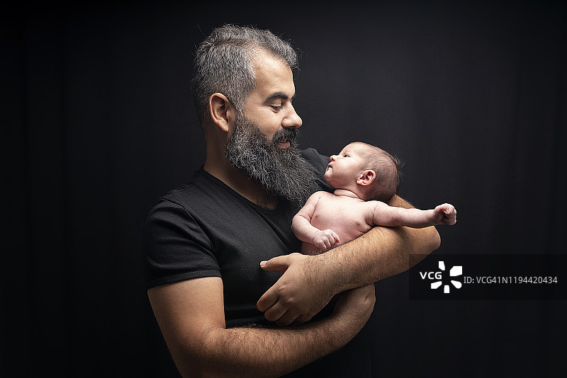 新生儿和年轻的家人图片素材