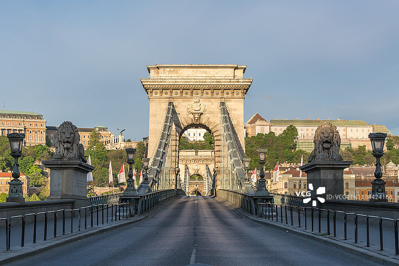 日出时分的链桥图片素材