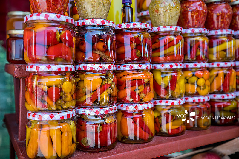 农场自制瓶装辣椒酱和辣椒油图片素材