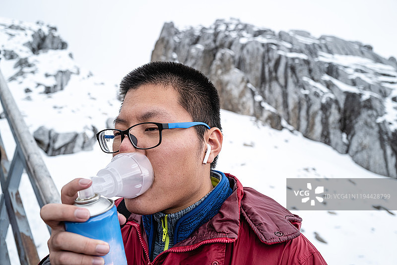 在云南丽江玉龙雪山的游客图片素材