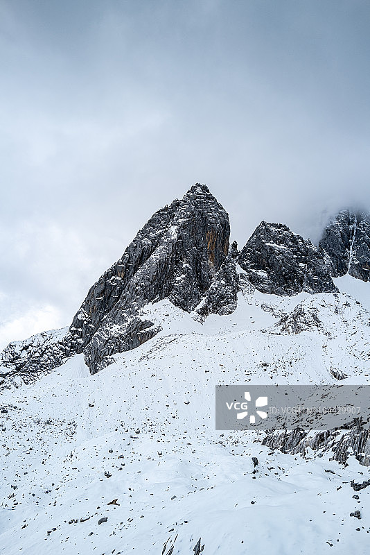 中国云南玉龙雪山的陡峭山峰图片素材
