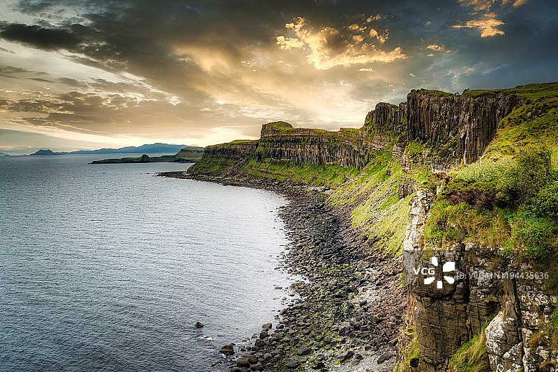 苏格兰斯凯岛高地的裙岩和米尔特瀑布图片素材