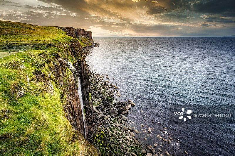 苏格兰斯凯岛高地的裙岩和米尔特瀑布图片素材