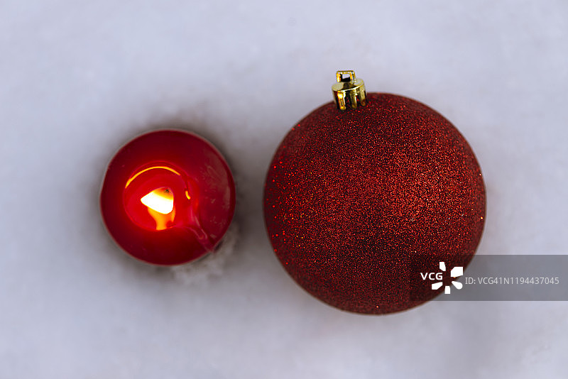 圣诞贺卡：雪林中的圣诞静物，闪亮的球，雪堆上的阳光图片素材