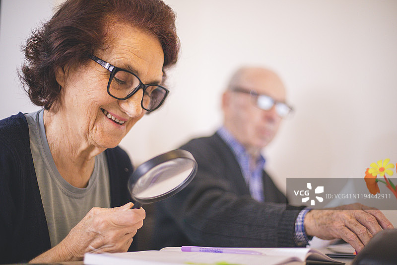 老年夫妇在查看文件图片素材