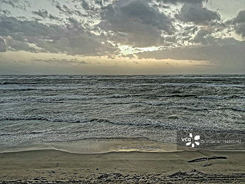 多风的日落图片素材