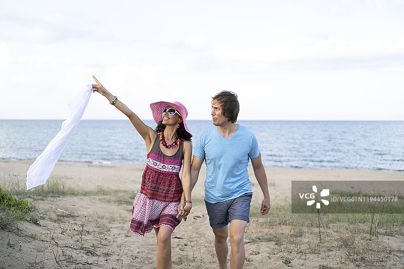 一对情侣在海滩上散步图片素材