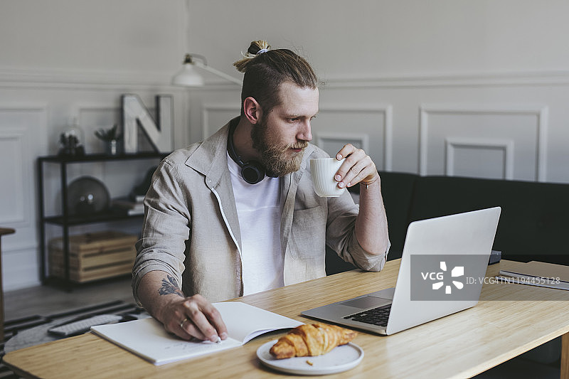 使用笔记本电脑的自由职业者图片素材