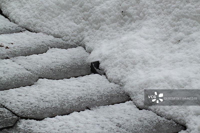 被雪覆盖的屋顶图片素材