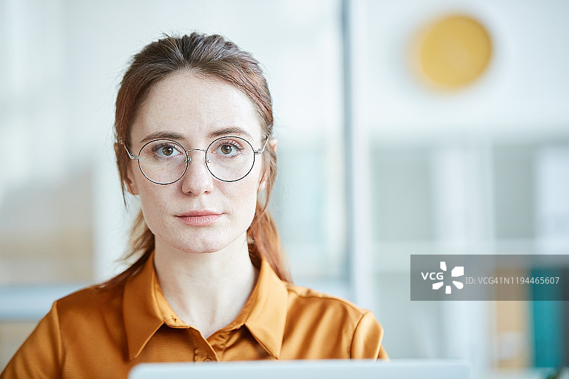 在办公室工作的年轻女人图片素材