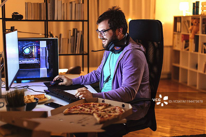 玩他最喜欢的电子游戏图片素材