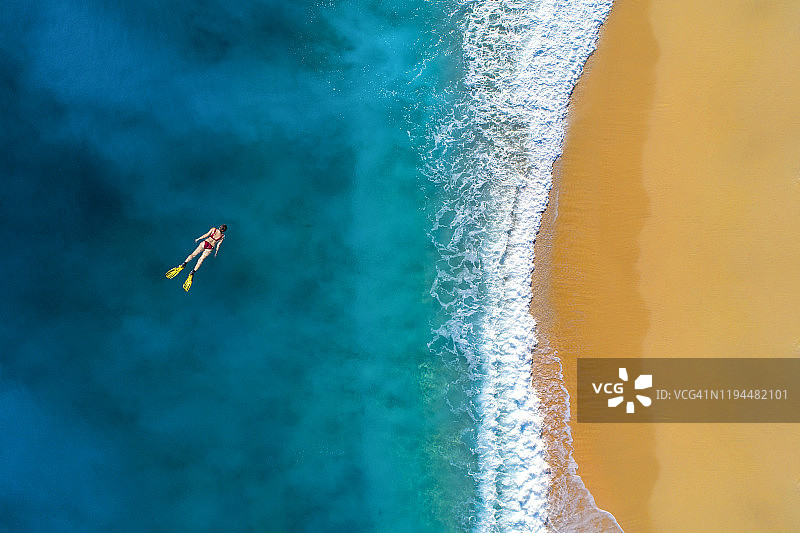 在清澈的蓝绿色海水中浮潜图片素材