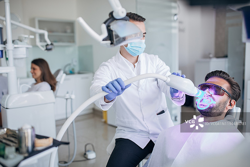 男子在牙医处进行牙齿美白图片素材