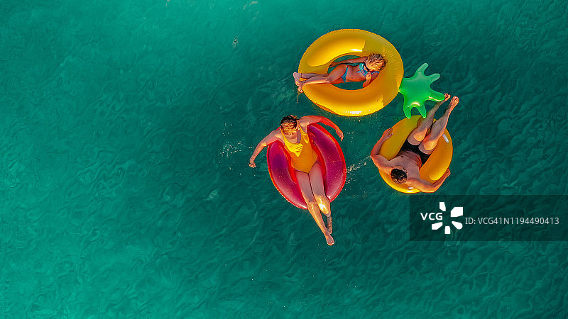 与家人一起海上游泳图片素材