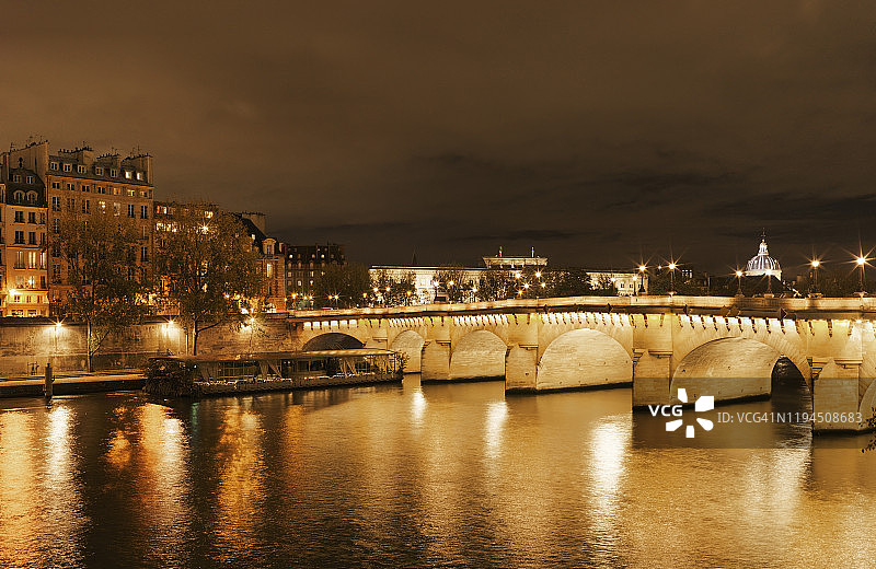夜晚巴黎的塞纳河和新桥图片素材