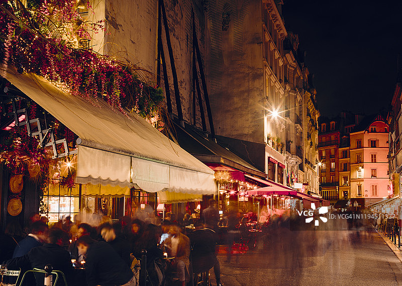 巴黎繁忙的酒吧和餐厅街道图片素材