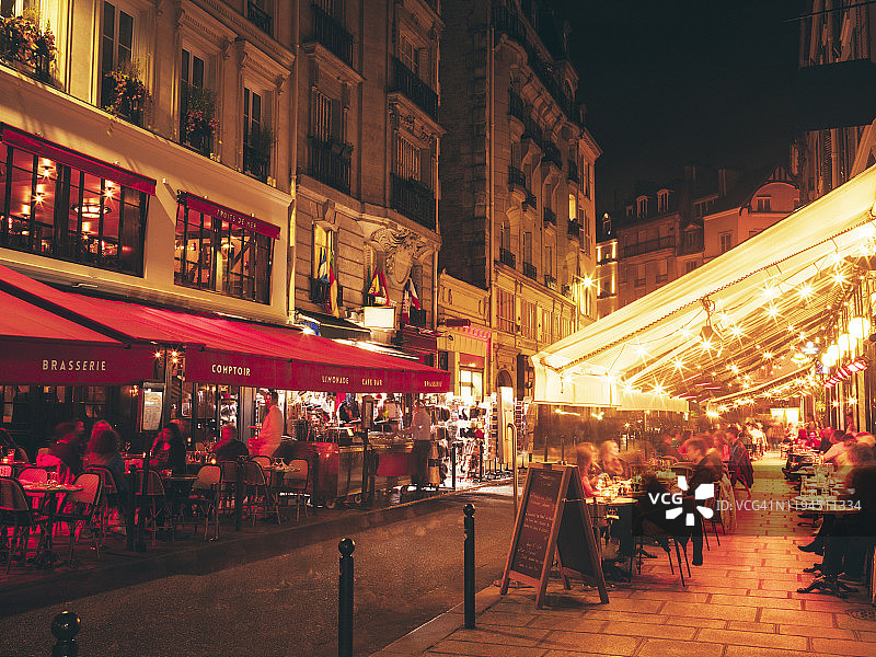 巴黎繁忙的酒吧和餐厅街道图片素材