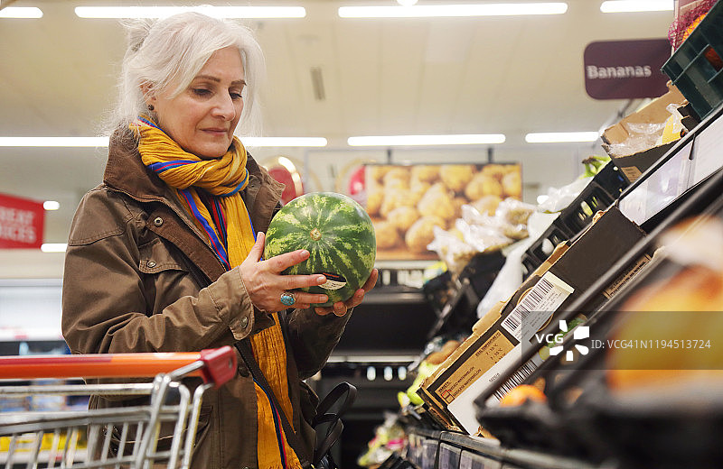 年长的女士在超市购物图片素材