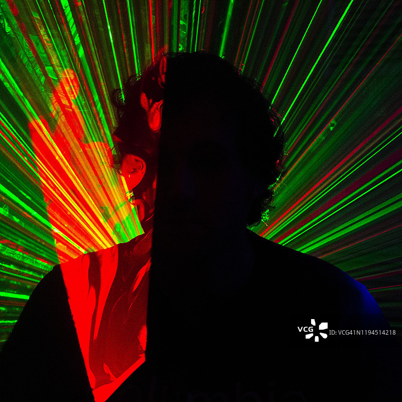 坐在激光前面的男人剪影图片素材
