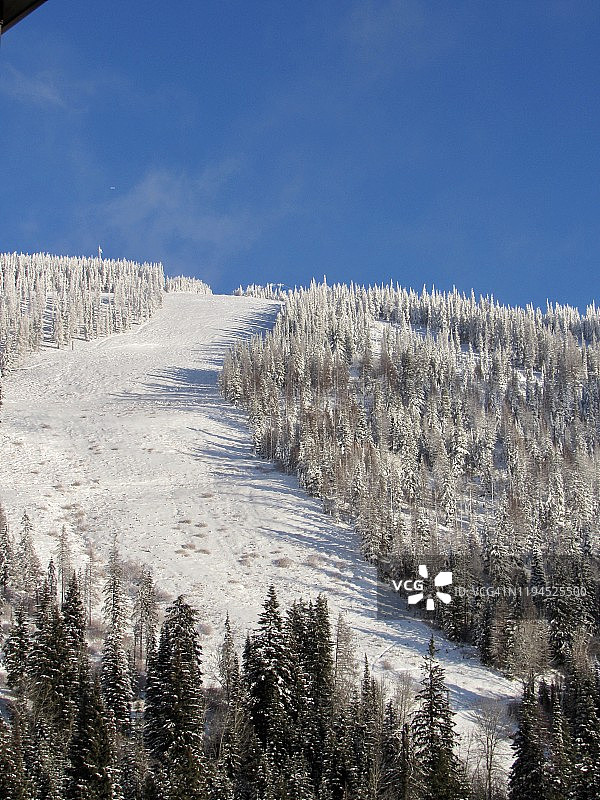 冬季山上的滑雪道图片素材