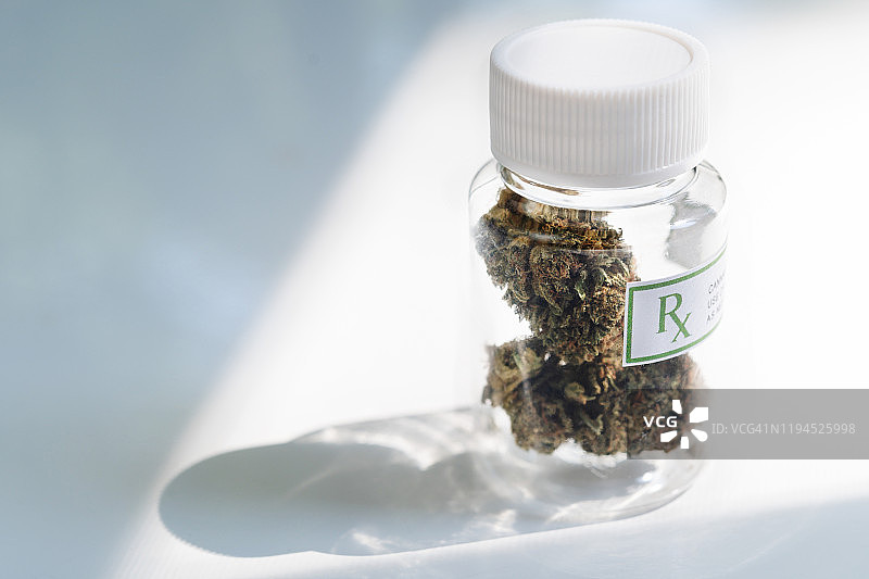瓶装医用大麻图片素材