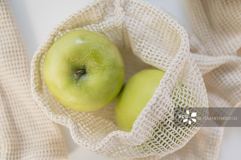 可重复使用的袋子里的青苹果图片素材