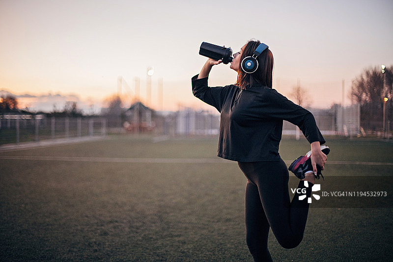 慢跑后口渴图片素材