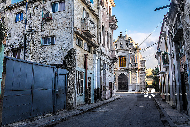 哈瓦那旧城小巷中的旧金山德保拉教堂图片素材