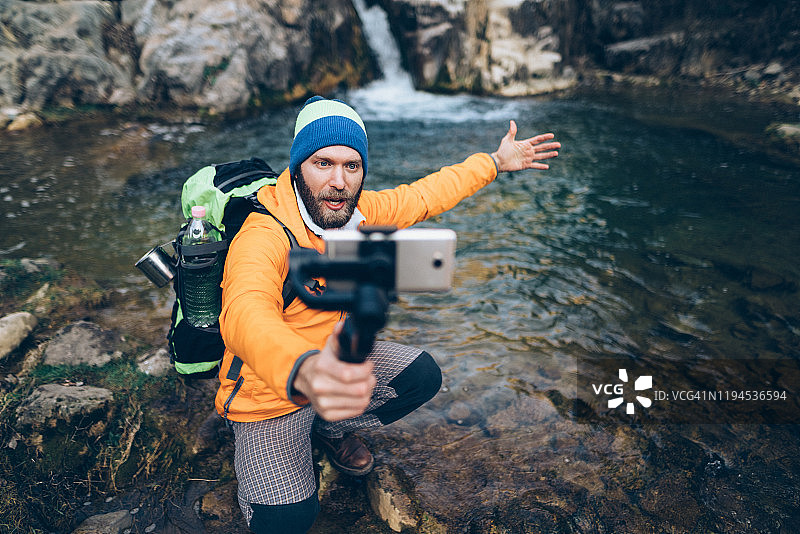背包客徒步旅行并录制视频博客图片素材