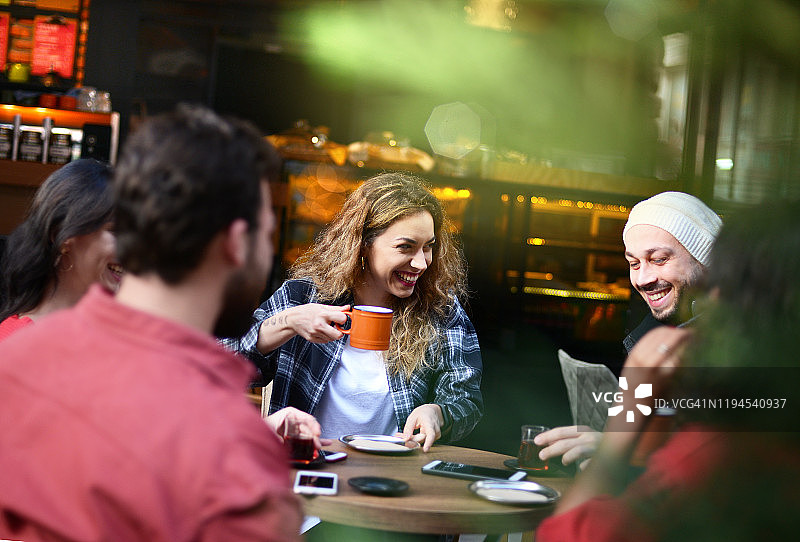 快乐男女在咖啡馆的友谊概念图片素材