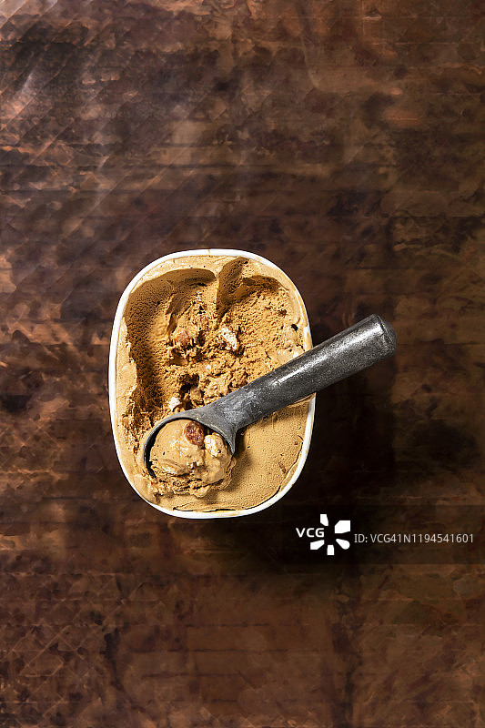 金属表面上的冰淇淋图片素材