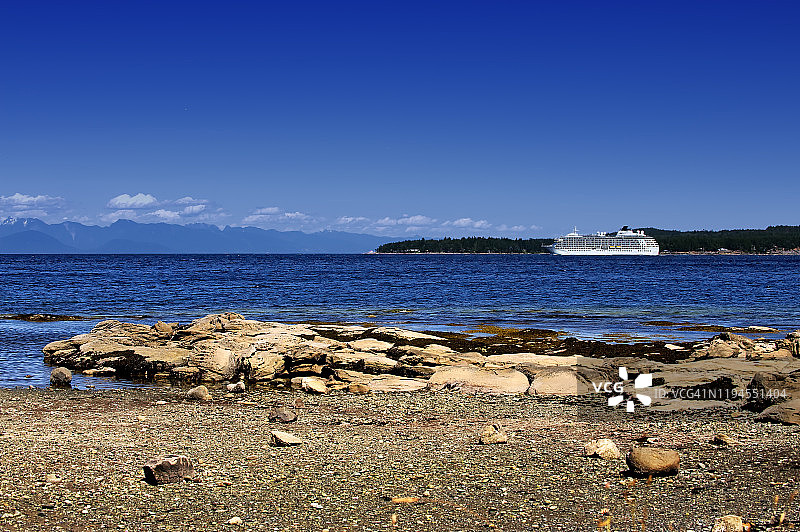 一艘游轮离开纳奈莫港图片素材