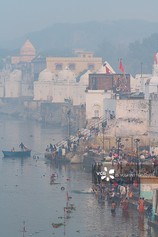 印度北方邦巴特什瓦，雅穆纳河畔清晨沐浴的信徒图片素材