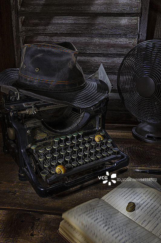 打字机与印第安纳·琼斯帽子图片素材