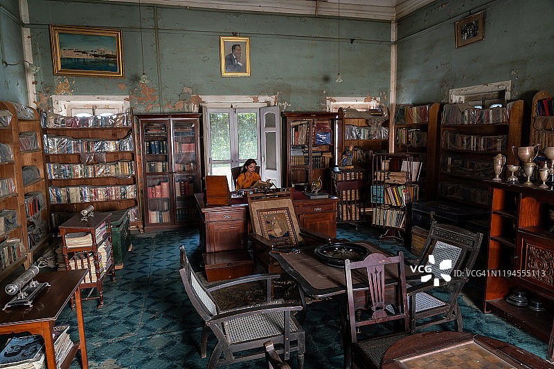 贾拉瓦尔王后在Prithvi Vilas Palace Hotel的旧图书馆阅读图片素材