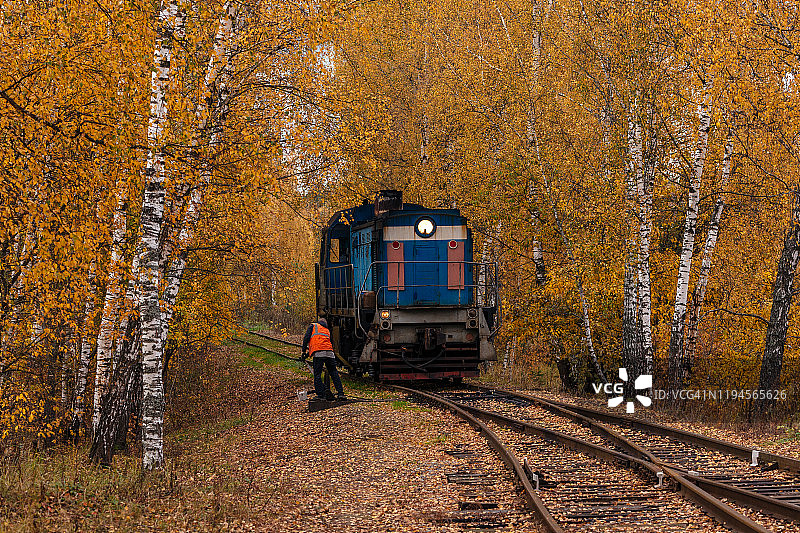 秋季森林中的铁路道岔作业图片素材