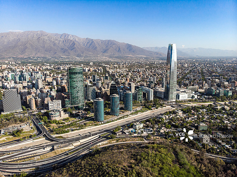 从查卡里拉斯山看到的圣地亚哥金融区图片素材