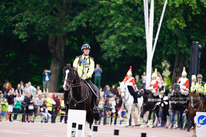 伦敦城市警察骑马执勤图片素材