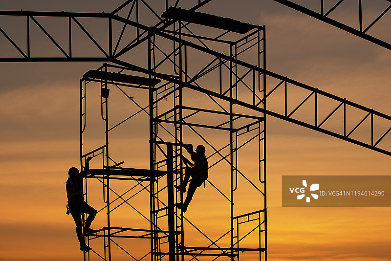 脚手架建筑工地上的工人图片素材