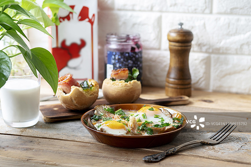 自制早餐：培根面包碗、烤鸡蛋和蘑菇图片素材