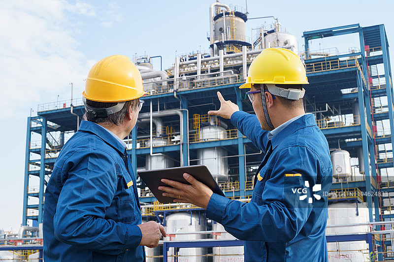 工程师使用平板电脑在化工厂工作图片素材