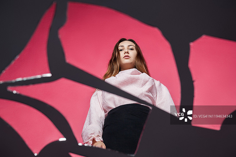 碎裂镜子中的女人倒影图片素材