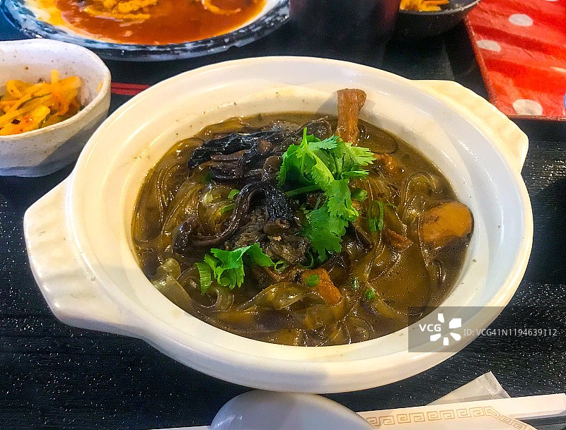 中国西北名菜：小鸡炖蘑菇粉条图片素材