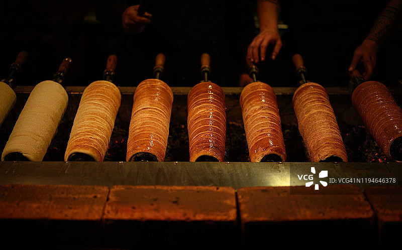 圣诞市场炭火烤制的烟囱卷图片素材