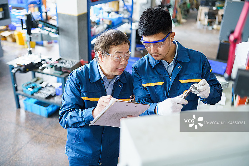 使用数控机床的亚洲工程师图片素材