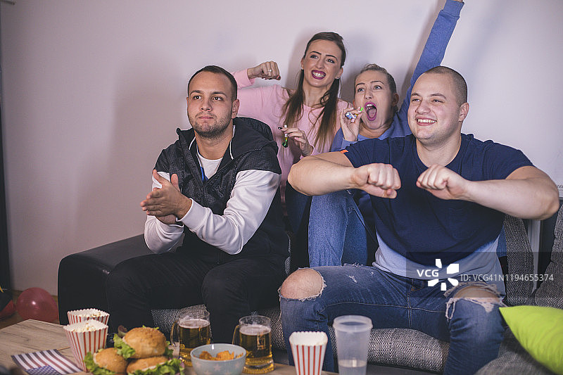 朋友们一起观看体育比赛图片素材