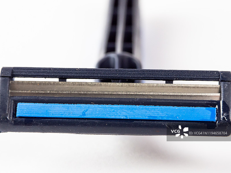 白色背景上的蓝色一次性剃须刀特写图片素材