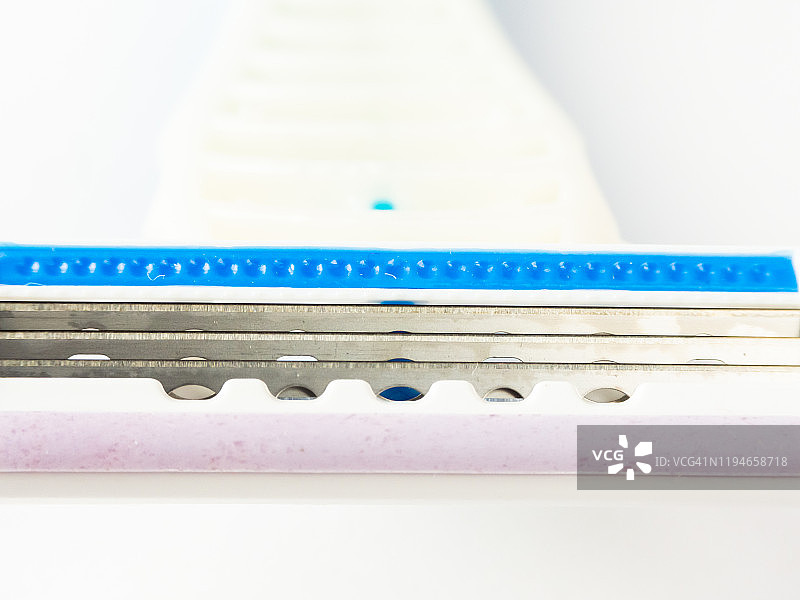 白色背景上的蓝色一次性剃须刀特写图片素材