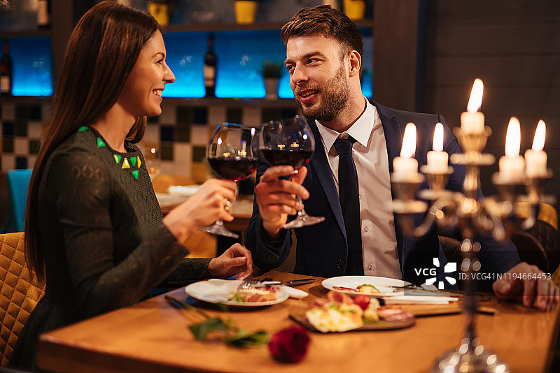 情侣在情人节享用红酒图片素材