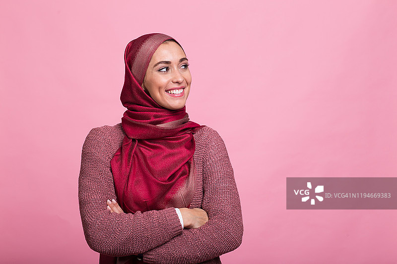 在照相馆里快乐的宗教女孩图片素材